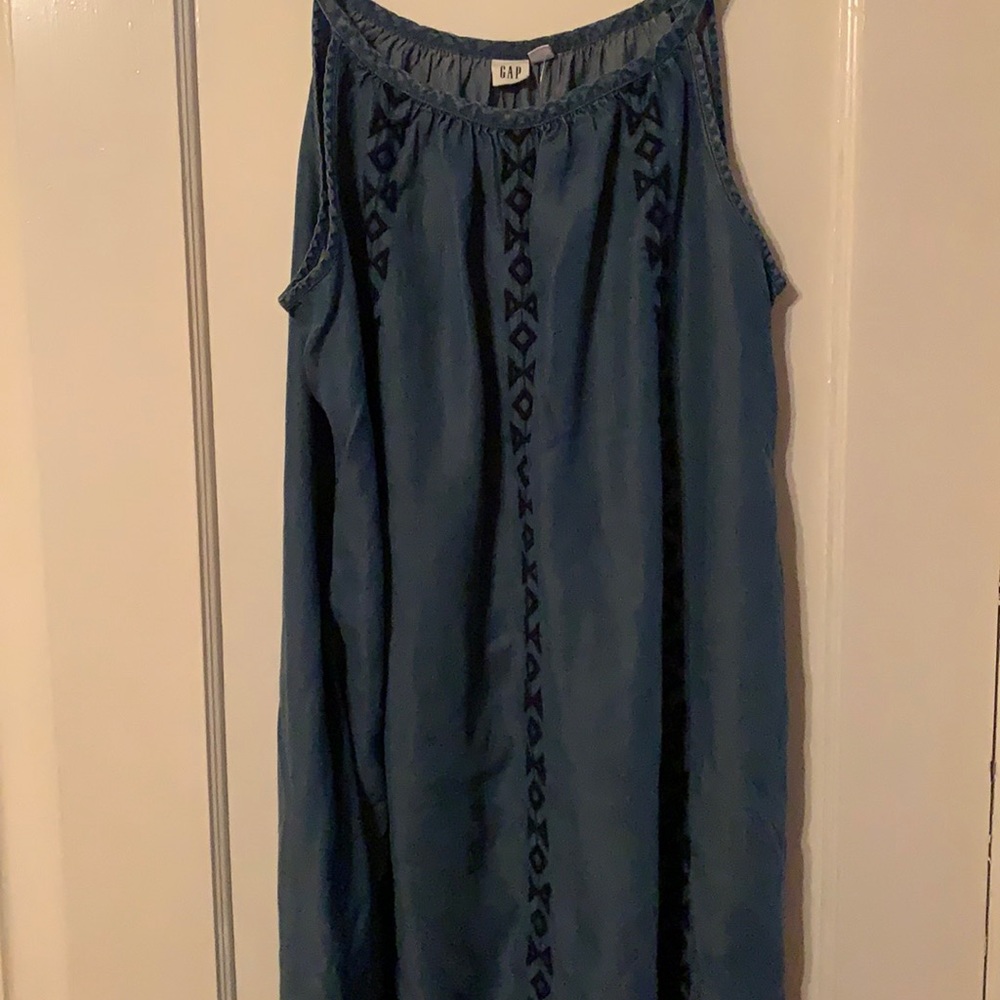 NWT. GAP Blue Sleeveless Embroidered Shift Dress Size: Large
